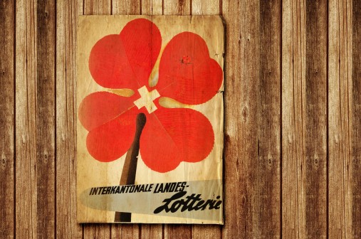 Ursprungslogo der Interkantonalen Landeslotterie - rotes Kleeblatt mit Schweizer Kreuz Ursprungslogo der Interkantonalen Landeslotterie - rotes Kleeblatt mit Schweizer Kreuz. Logo original de la Loterie intercantonale - le trèfle rouge à quatre feuilles avec la croix suisse. Logo originale della Lotteria Intercantonale - quadrifoglio rosso con la croce svizzera.
