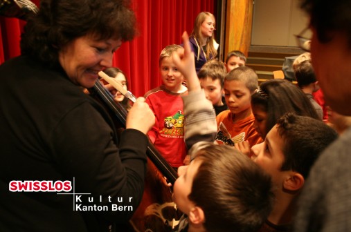 Camerata Blumenstein Kinder befragen Musikerin. Enfants posant des questions au musicien. I bambini rivolgono domande alla musicista.