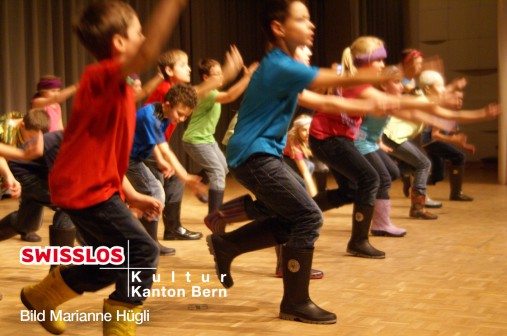 d'Schwzy tanzt Kinder tanzen. Enfants en train de danser. Il ballo dei bambini.
