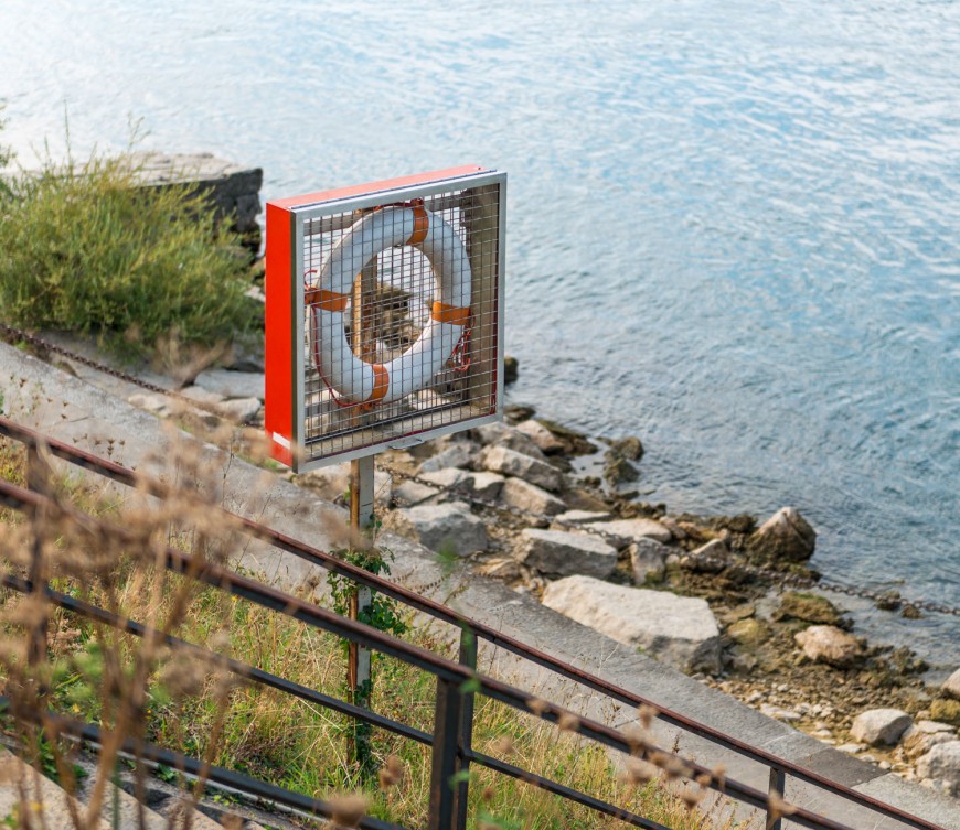 Rettungsring für Notfälle. Bouée de sauvetage en cas d'urgence. Salvagente per le emergenze.